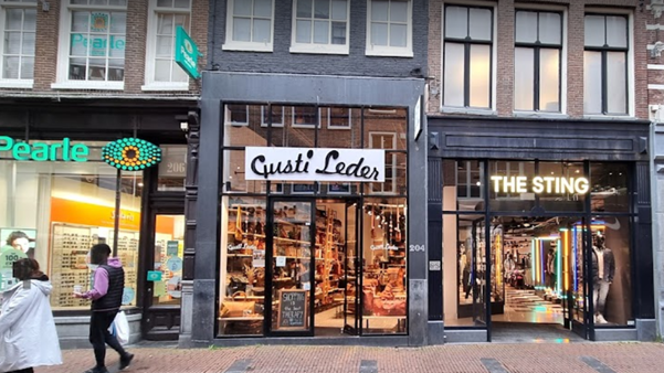 Promotie rivaal Huichelaar Gusti Leder huurt nieuwe winkel aan de Kalver... | PropertyNL