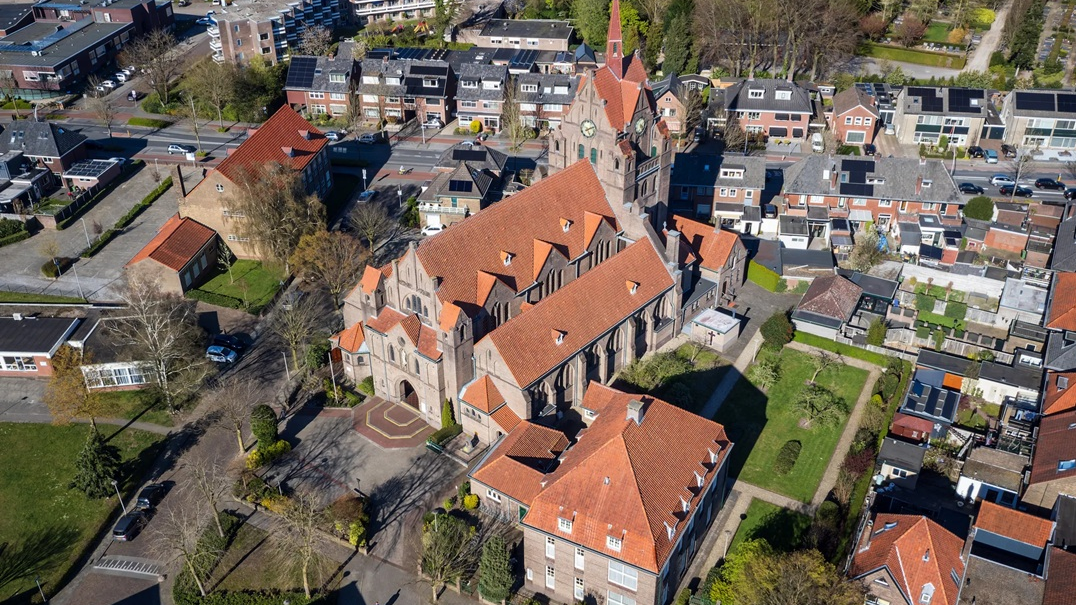 Monumentaal kerkcomplex Hengelo te koop