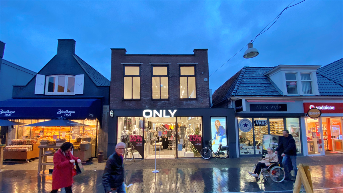 Pest metaal erwt Particuliere belegger koopt winkelpand in Hee... | PropertyNL