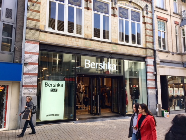 Warmte juni vragen Bershka opent winkel in Tilburg | PropertyNL